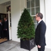 Donald Tramp Shavkat Mirziyoyevni iliq kutib olib, hazil qildi (video)