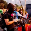 Hongkongda namoyishchilar politsiyaga kamonlardan o‘q uzdi (video)