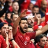 Stadionga kirishdan chetlatilgan turkiyalik muxlis futbol ko‘rish uchun kran buyurtma qildi (foto)