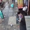 Ота икки қадам наридаги қизининг ўғирлаб кетилганини сезмай қолди (видео)