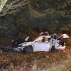 Katta tezlikda daraxtga urilgan Tesla’ning batareyasi sochilib ketdi (foto)