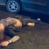Mashina urib ketib yo'lda yotgan yo'lovchini yana bir mashina ezib ketdi (video)