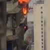 Erkak ko‘p qavatli uydagi yong‘indan arang qutulib qoldi (video)
