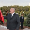 Лукашенко Тошкентга ташрифини Мустақиллик майдони ва Ислом Каримов ҳайкалини зиёрат қилишдан бошлади