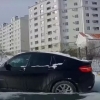 Haydovchining ehtiyotkorligi tufayli sirpanib ketgan BMW X6 bilan to‘qnashuvning oldi olindi (video)