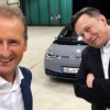Volkswagen ID.3 электрокарини синовдан ўтказаётган Илон Маск (видео)
