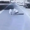Qozog‘istonda ota o‘z jonini qurbon qilib, o‘g‘lini avtobus ostidan qutqarib qoldi (video)