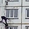 Қўлбола арқонда пастга тушмоқчи бўлган эркак 4-қаватдан қулади (видео)