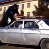 ShOK VIDEO: Dan xodimi bo‘ysunmagan haydovchi mashinasining ustiga chiqib oldi