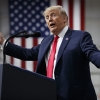 Трамп Хитой маҳсулотларига божлардан йилига 500 млрд доллар олинишини айтди