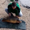 Baliq u bilan suratga tushmoqchi bo‘lgan baliqchidan qochib ketdi (Video)
