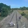 Avstraliyada motosiklchini tez yurar poezd bosib ketishiga bir bahya qoldi (Video)