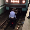 Тошкентда метро бекатида бир аёл ўзини поезд остига ташлади