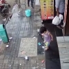 Ota ikki qadam naridagi qizining o‘g‘irlab ketilganini sezmay qoldi (video)