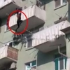 Бокуда кир ёйишда эҳтиётсизлик қилган аёл бешинчи қаватдан йиқилиб тирик қолди