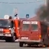 Yana bir avtomobil ko‘chada yonib ketdi (video)