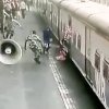 Harakatlanayotgan poyezd tagiga tushib ketgan qizaloq omon qoldi (video)