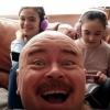 Ота “ўта банд” фарзандлари билан мулоқот қилиш учун YouTube-каналини яратди