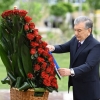 Shavkat Mirziyoyev G‘alaba bog‘iga tashrif buyurib, «Matonat madhiyasi» yodgorlik majmuasiga gulchambar qo‘ydi
