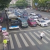 Полициячи кекса эркакни йўлдан елкасига опичиб ўтказиб қўйди (видео)