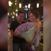 Talaba qiz yigitiga pullardan yasalgan guldasta sovg‘a qildi (video)