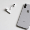 Apple айфонлардаги “олма” белгисини одатдаги жойидан бошқа ерга кўчиради