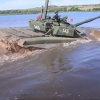 Дарёни сузиб ўтган танк журналистларни ҳайрон қолдирди (видео)