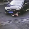 Ayol 3 yoshli qizini mashina urib yuborganini sezmay qoldi