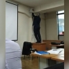 Moliya instituti oʻqituvchisi nima uchun auditoriyadagi kuzatuv kamerasini yopib qoʻygandi? (video)