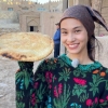 Япониялик саёҳатчи Кико Мизуҳара Хивада тандир нон ёпди