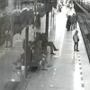 Ekaterinburgda metro relsiga yiqilgan bolani begona erkak qutqardi (Video)