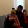 Yosh farzandlarini kaltaklab, videoga olgan toshbag‘ir ota topildi (video)