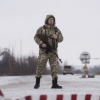 Украина чегарачиси пора сифатида олган 200 долларни еб қўйишга уринди