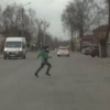 Sevgan qizi bilan janjallashib qolgan yigit o‘zini mashina ostiga tashladi (+18 video)