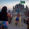 Braziliyalik erkak o’zi yashaydigan qum saroy tufayli shuhrat qozondi
