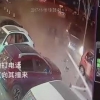 Xitoylik erkak 10 soniyada 2 marta o‘limdan qutulib qoldi (video)