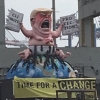 Гамбургда таглик кийган Дональд Трампнинг ҳайкали ўрнатилди