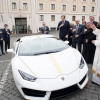 Рим папасига Lamborghini ҳадя қилишди
