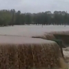Kuchli sel maktab o‘quvchilari qatnaydigan yo‘lda katta jarlik paydo qildi (video)