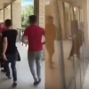 Samarqandda keksa ayolning boshiga chelak kiygizib, musht tushirgan yigitlar qo‘lga olindi (video)