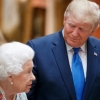 Трамп қиролича Елизавета II’га бир йил аввал берган совғасини эслай олмади