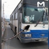 Автобус йўловчисининг оёғига шлагбаум санчилди (видео)