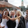 Келинлар қуршовидаги Путин ва Трамп бўсаси: сиёсатчиларнинг машҳур селфилари