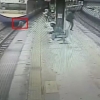 Poyezd ostida qolgan qariya tirik qoldi (video)