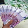 Германиялик ўсмир ота-онасининг 20 минг евро пулини ўткинчиларга тарқатди