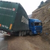 Qamchiq dovonida yuk mashinasi yo‘ldan chiqib ketdi