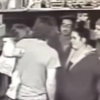 To‘rt yashar qizalog‘ini ko‘tarib olgan erkakni ayovsiz kaltaklashdi (video)