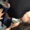 Moskvadagi maktabda o‘quvchilar o‘zidan kichik bolaning boshini unitazga tiqdi (video)