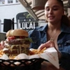Nyu-Yorkdagi restoran xodimasi aldov yo‘li bilan RT uchun «Putinburger» haqida syujet tasvirga oldi (video)