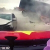 Ayol bolasi bilan ular ustiga bostirib kelayotgan yuk mashinadan arang qochib qutildi (video)